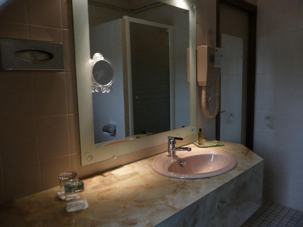 Logis Le Relais De La Poste Hotel